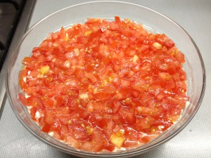 салат с тунцом и помидорами