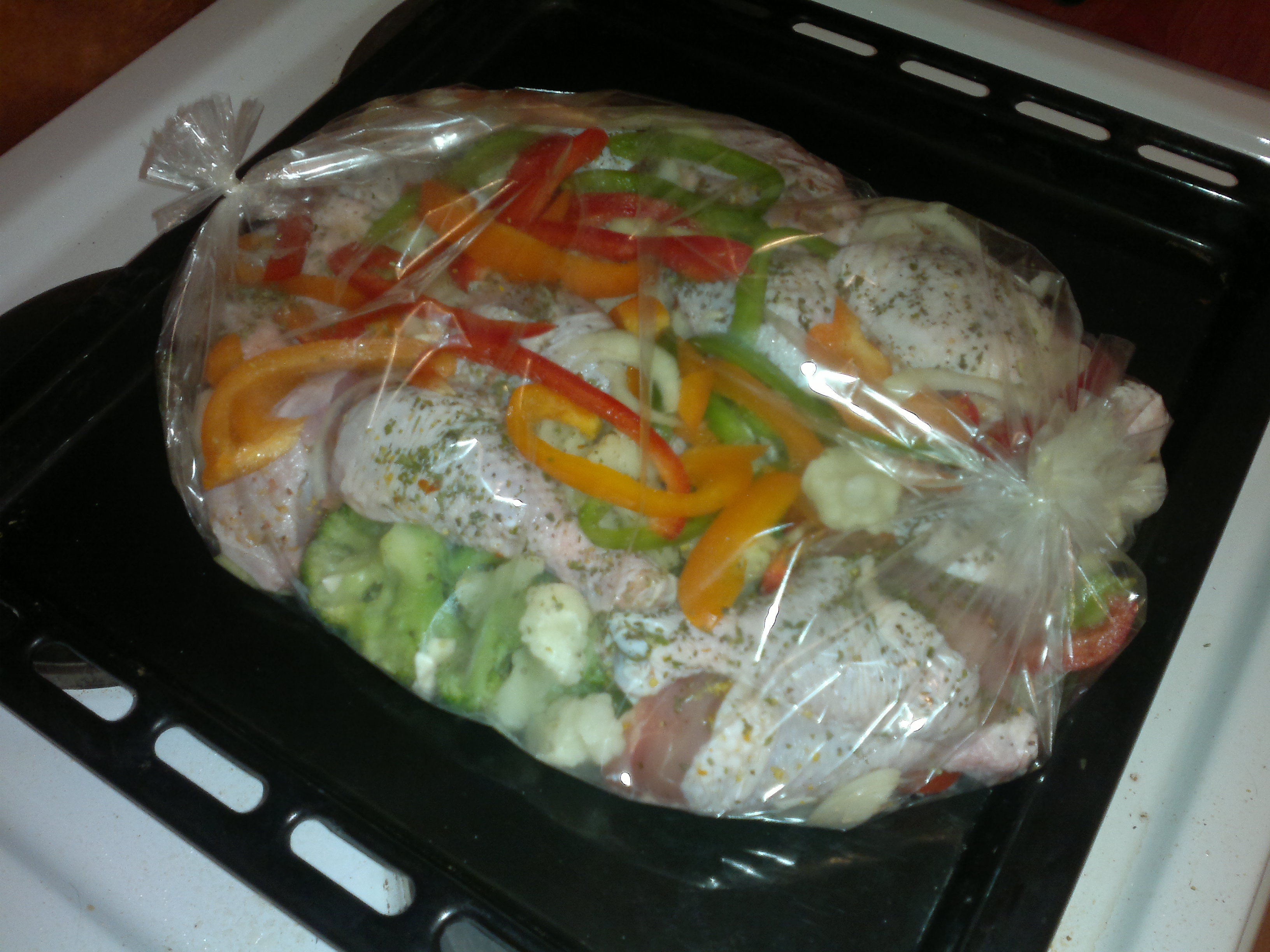 Замороженные овощи с филе в духовке. Курица в рукаве для запекания. Курица с овощами в рукаве для запекания. Овощи с курицей в рукаве для запекания в духовке. Курица с овощами в пакете для запекания.
